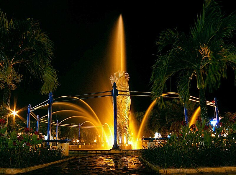 Air mancur taman bekapai, keindahan wisata malam balikpapan
